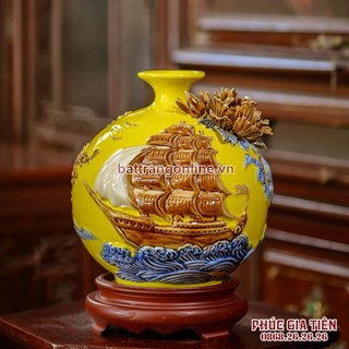 Bình sứ thuận buồm xuôi gió, nền vàng, cao 20cm